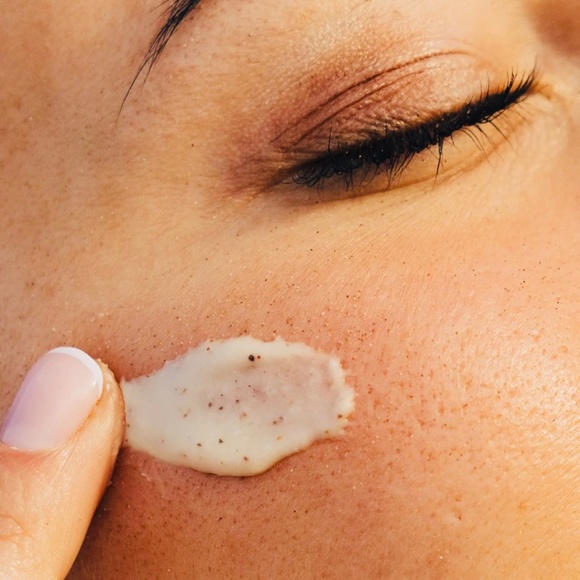 YUNI Glow with the Flow - Face & Body Scrub - NEW IN BOX - Picture 5 of 5